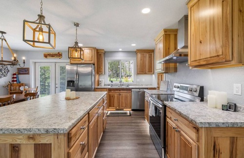 Rimrock House | Cozy Creekside Cabin