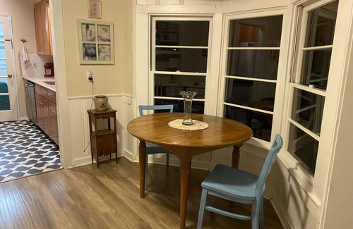 Eagle Point House | Cozy creekside home with deck, 15 min to airport, shopping, 1 hr to Crater Lk. n