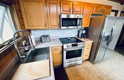 Berkeley Springs Cabin | Cozy Creekview Cabin - Berkeley Springs, WV
