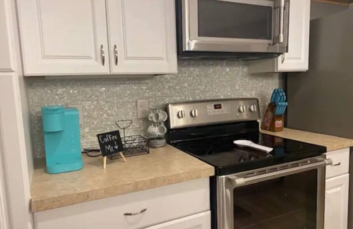 South Daytona House | Cozy DaytonaBeach Getaway w/KingBed & Pet Friendly