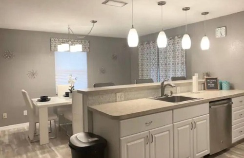 South Daytona House | Cozy DaytonaBeach Getaway w/KingBed & Pet Friendly
