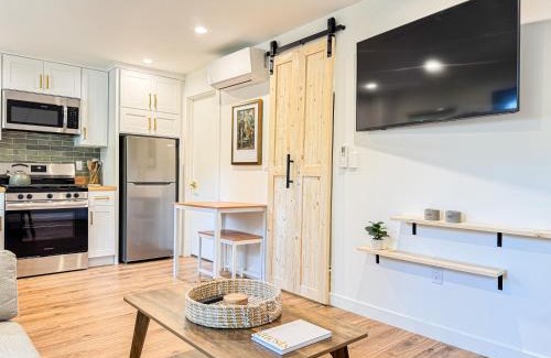 Calabasas House | Cozy Designer Guesthouse with Style - RE