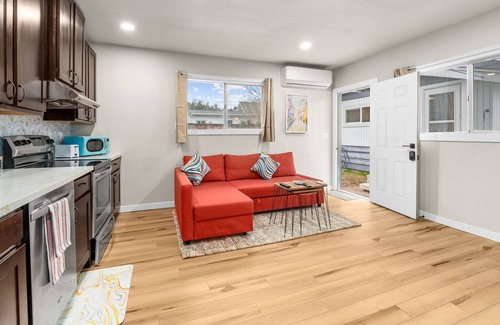 Bryn Mawr-Skyway House | Cozy Detached New Unit-King Bed - 18 Mins to Airport and DT