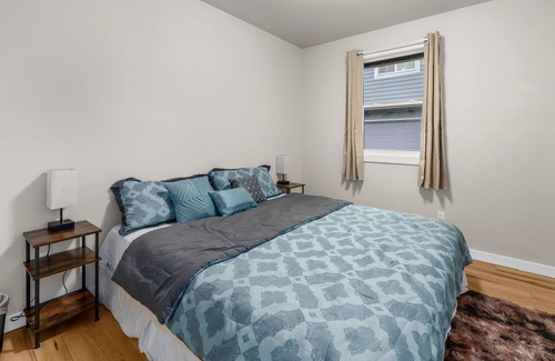 Bryn Mawr-Skyway House | Cozy Detached New Unit-King Bed - 18 Mins to Airport and DT