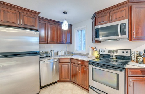 Dix Hills Apartment | Cozy Dix Hills Apt w/Deck ~ 7 Mi to Beach!