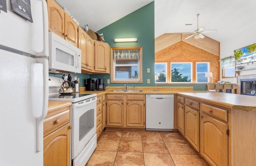 Salvo House | Cozy Dog-Friendly Getaway | Hot Tub & Beach Access