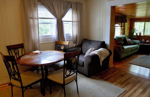 Conway House | Cozy Dog-Friendly Home with WiFi