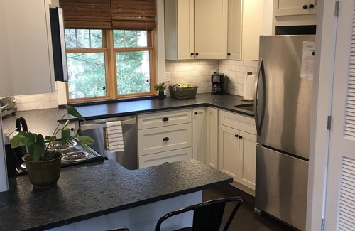 Kenilworth Apartment | Cozy, dog Friendly Studio Apartment