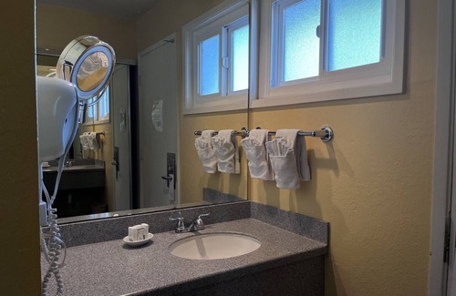 Downtown Monterey Cabin | Cozy Double Queen Room at Ocean-Side Property!