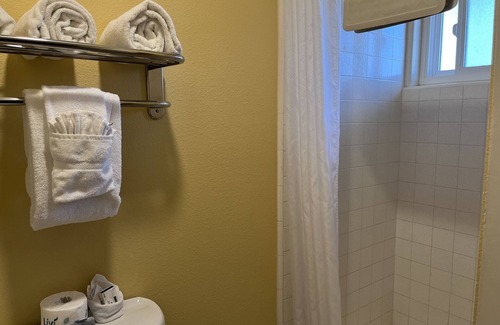 Downtown Monterey Cabin | Cozy Double Queen Room at Ocean-Side Property!
