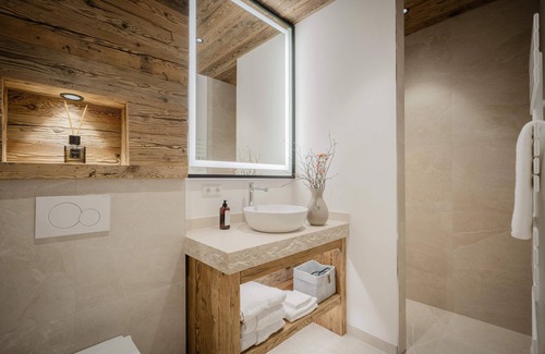 Strobl Apartment | Cozy double room with historical charm and panoramic view - the spatzenNEST