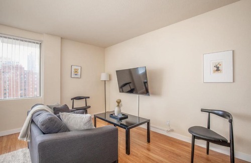 Downtown West Apartment | Cozy DT Studio with City View by Zencity