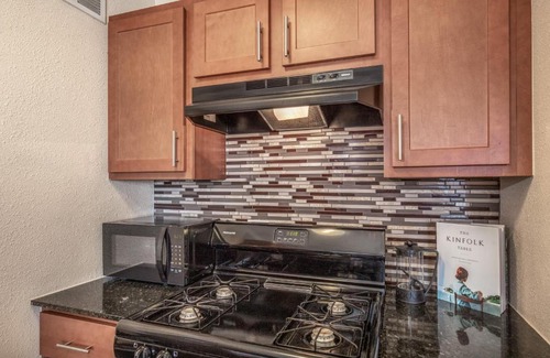 Downtown West Apartment | Cozy DT Studio with City View by Zencity