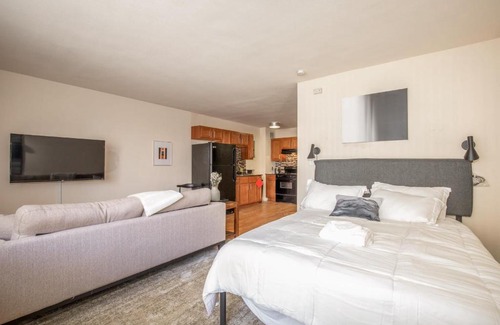 Downtown West Apartment | Cozy DT Studio with Full Kitchen by Zencity