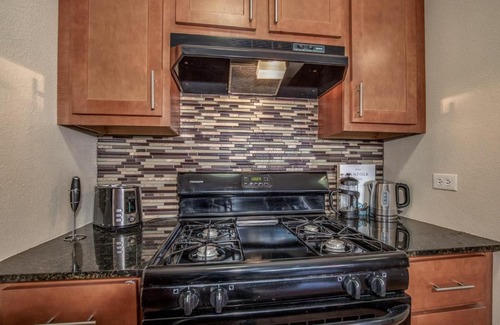 Downtown West Apartment | Cozy DT Studio with Full Kitchen by Zencity