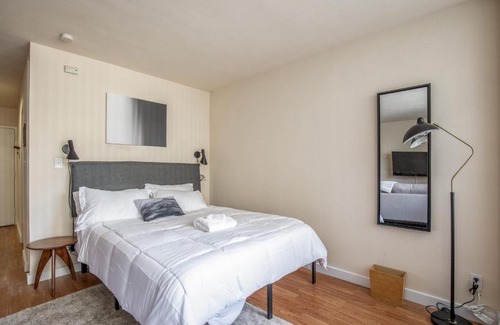 Downtown West Apartment | Cozy DT Studio with Full Kitchen by Zencity