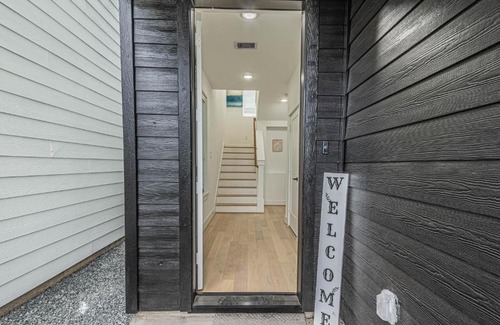 South Central Houston House | Cozy Duplex Mins to DT/MCTR, free wi-fi/Parking