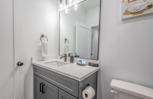 South Central Houston House | Cozy Duplex Mins to DT/MCTR, free wi-fi/Parking
