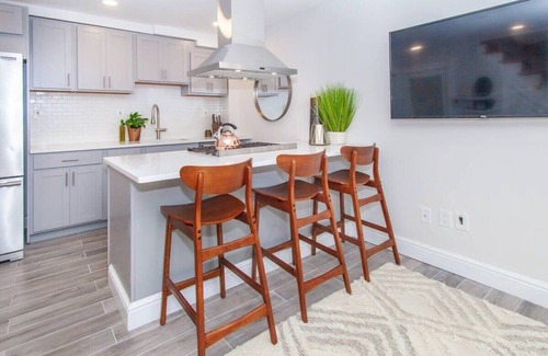 Highland Park House | Cozy Duplex | Near T