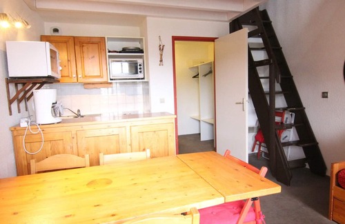Eclose-Ouest Apartment | Cozy Duplex with Mezzanine for 6 in Alpe d'Huez - Balcony, Parking, Close to Ski Lifts & Shops