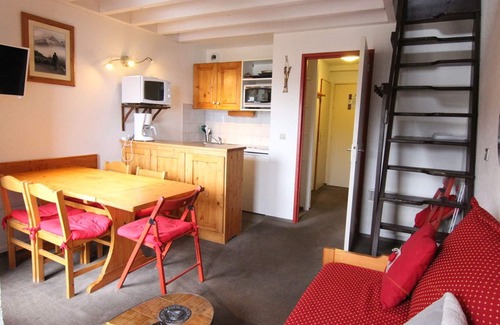 Eclose-Ouest Apartment | Cozy Duplex with Mezzanine for 6 in Alpe d'Huez - Balcony, Parking, Close to Ski Lifts & Shops