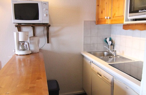 Eclose-Ouest Apartment | Cozy Duplex with Mezzanine for 6 in Alpe d'Huez - Balcony, Parking, Close to Ski Lifts & Shops