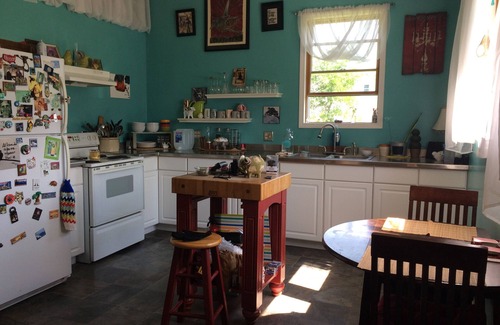 Troy Grove House | Cozy & eclectic bungalow 20 minutes from Starved Rock & Matthiessen Park