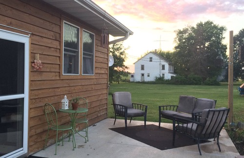 Troy Grove House | Cozy & eclectic bungalow 20 minutes from Starved Rock & Matthiessen Park