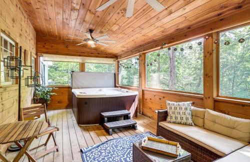 Ellijay House | Cozy Ellijay Cabin Hot Tub, Yard, and Resort Access
