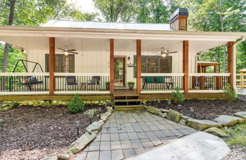 Ellijay House | Cozy Ellijay Cabin Hot Tub, Yard, and Resort Access