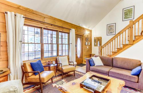Ellijay House | Cozy Ellijay Cabin Hot Tub, Yard, and Resort Access