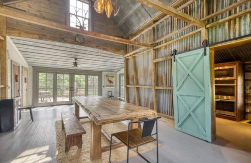 Round Top Cabin | Cozy & enchanting historical cabin in Round Top!