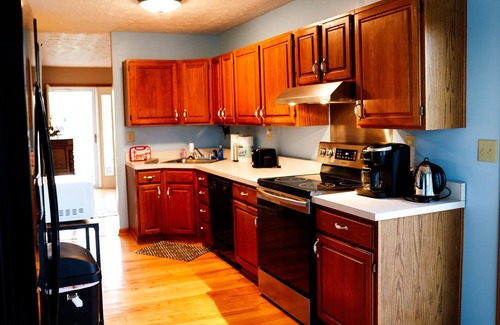 Williamstown House | Cozy escape minutes from The Ark!
