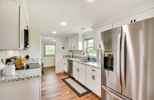 Fair Play House | Cozy Fair Play Home w/Deck 4 Mi to Lake Hartwell!