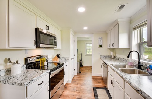 Fair Play House | Cozy Fair Play Home w/Deck 4 Mi to Lake Hartwell!