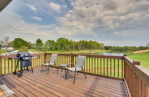 Fair Play House | Cozy Fair Play Home with Deck 4 Mi to Lake Hartwell!