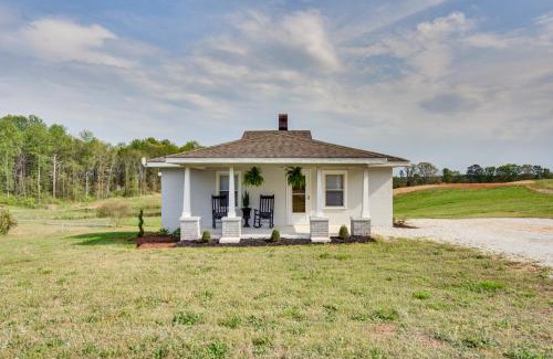 Fair Play House | Cozy Fair Play Home with Deck 4 Mi to Lake Hartwell!