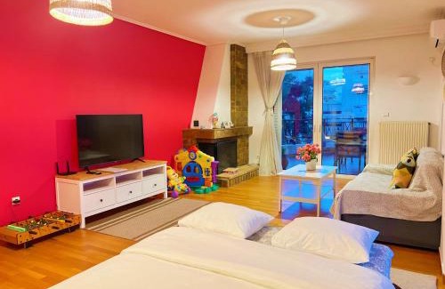 Agia Paraskevi Apartment | Cozy fairytal garden apartment, Family Friendly, Free parking, 15 Min to Airport