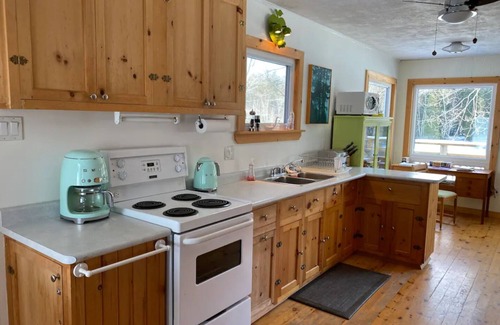 North Kawartha Cottage | Cozy Family Cottage Nestled in Quiet bay