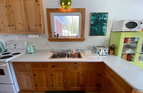 North Kawartha Cottage | Cozy Family Cottage Nestled in Quiet bay