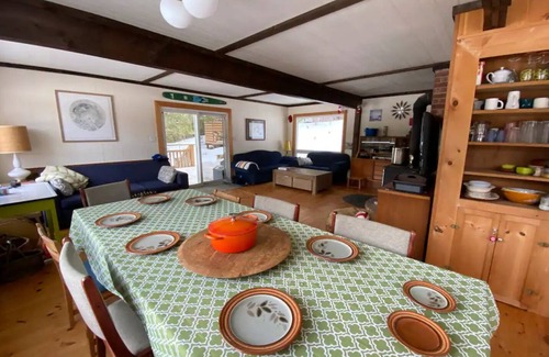 North Kawartha Cottage | Cozy Family Cottage Nestled in Quiet bay