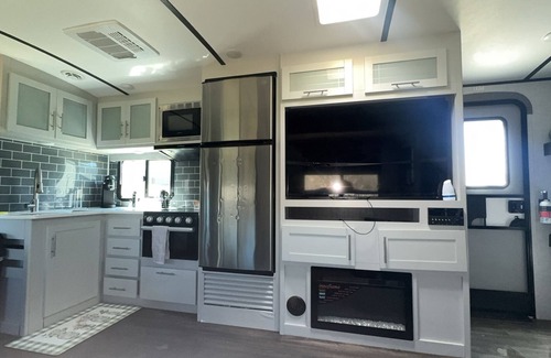 Henrietta RV Rental | Cozy family friendly camper in tranquil Forest City with AC, WiFi