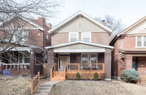 Tower Grove South House | ☆ Cozy Family Retreat ☆ Hot Tub ☆ Fireplace ☆ Tower Grove ☆ Close to Downtown!