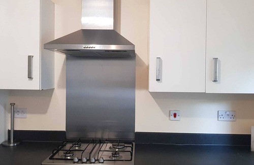 Newark upon Trent House | Cozy Family-sized Home Close to Shops, Forest Views, Stunning Location Free Wifi