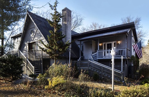 Mechanicsburg House | Cozy Family Sized Home, Nestled on the Creek