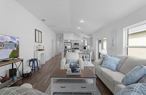 Okahumpka House | Cozy Family Stay- Queen-Double-Twins Bed- Full Kitchen-Netflix-Golf Cart-WiFi