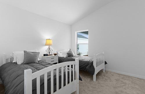 Okahumpka House | Cozy Family Stay- Queen-Double-Twins Bed- Full Kitchen-Netflix-Golf Cart-WiFi