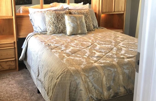Scottsbluff Cottage | Cozy farm-stay guest cottage in Lake Minatare area & minutes from Scottsbluff.