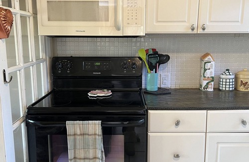 Arlington Park House | Cozy Florida cottage- 2 miles to downtown Sarasota, 4 miles to siesta key beach!