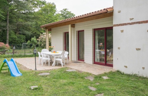 Vertou Cottage | Cozy Forest Retreat near Nantes: Private Garden, Family-Friendly & Fully Equipped
